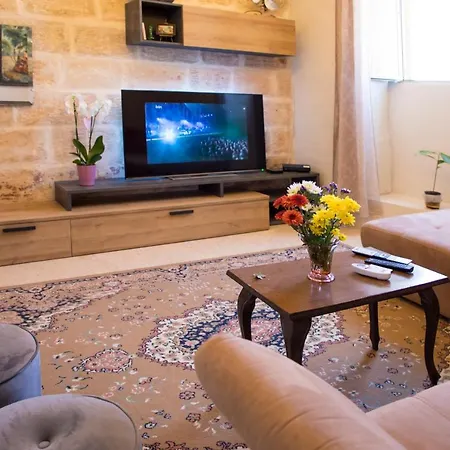 Tal-karmnu Entire House With Private Heated Pool And Jacuzzi Feriehus