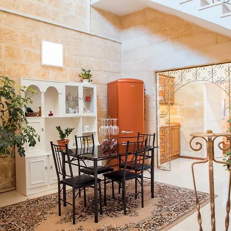 Tal-karmnu Entire House With Private Heated Pool And Jacuzzi Holiday home *