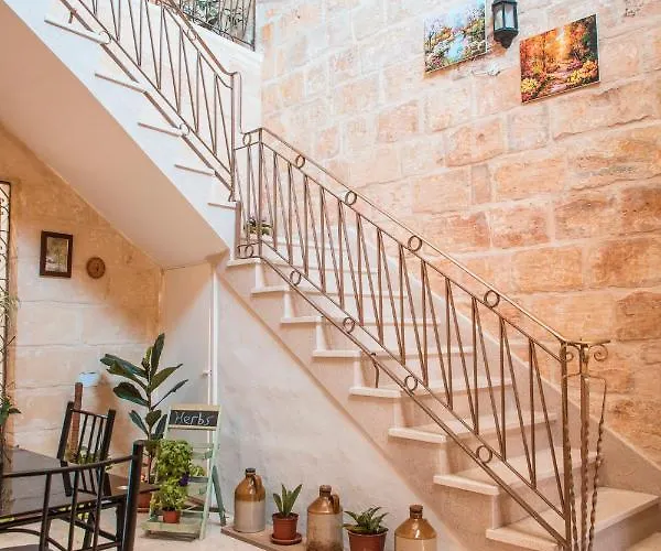 Tal-karmnu Entire House With Private Heated Pool And Jacuzzi Holiday home *