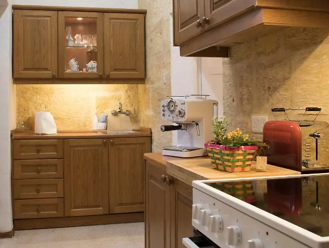 Tal-karmnu Entire House With Private Heated Pool And Jacuzzi Holiday home *